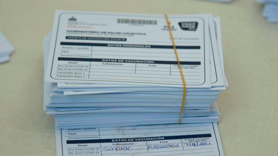 Apresan cabecilla de banda falsificadores de tarjetas de vacunación contra el COVID-19 