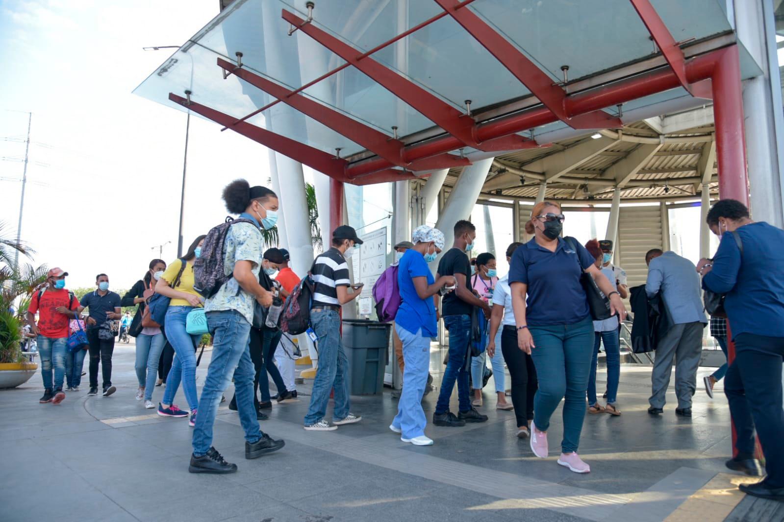 La fila era organizada y controlada en la estación María Montez, del kilómetro 9 de la autopista Duarte, del Metro de Santo Domingo este miércoles 24 de noviembre de 2021, contrario  como ocurrió ayer.