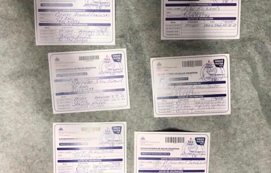Cierran farmacia en Sosúa que falsificaba tarjetas de vacunación de COVID-19 