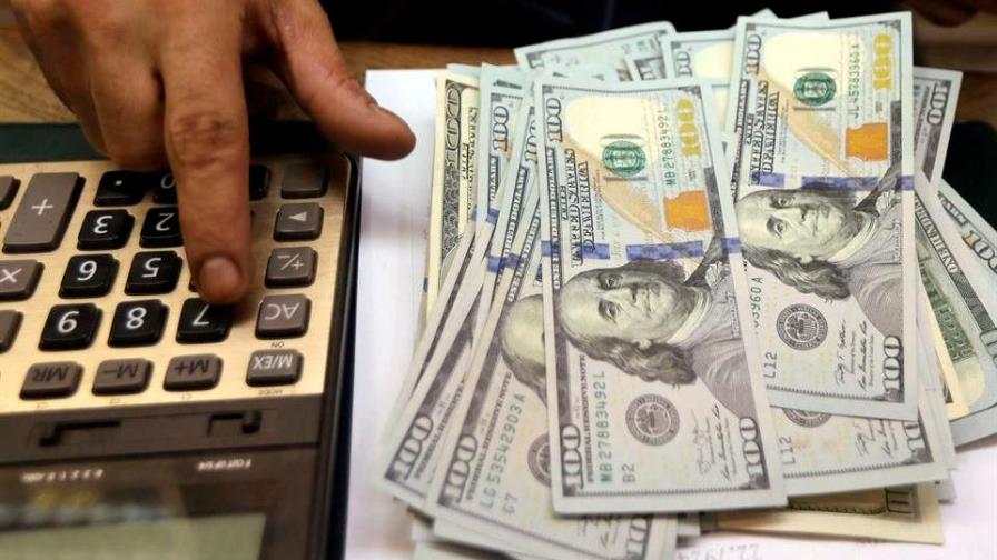 El dólar acelera su caída en marzo y se acerca a los RD$57 por US$1