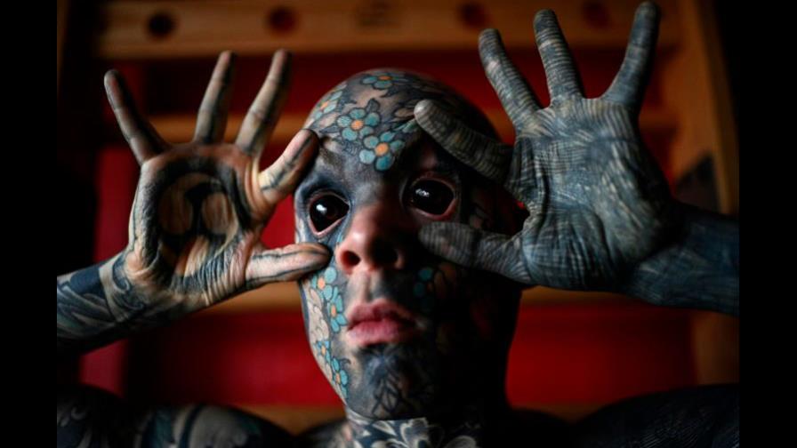 El maestro tatuado hasta el blanco de los ojos que causa estupor en Francia