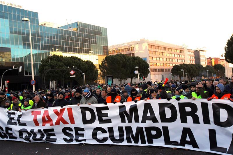 Los taxistas madrileños cortan vía y protestan frente a la feria Fitur