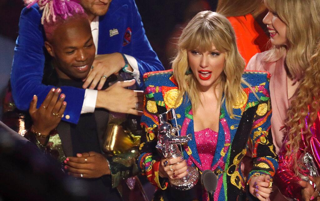 Taylor Swift al recbir el premio