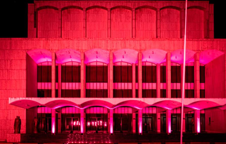 El Monumento y Teatro del Cibao se “visten” de rosa en apoyo a la lucha contra cáncer de mama 