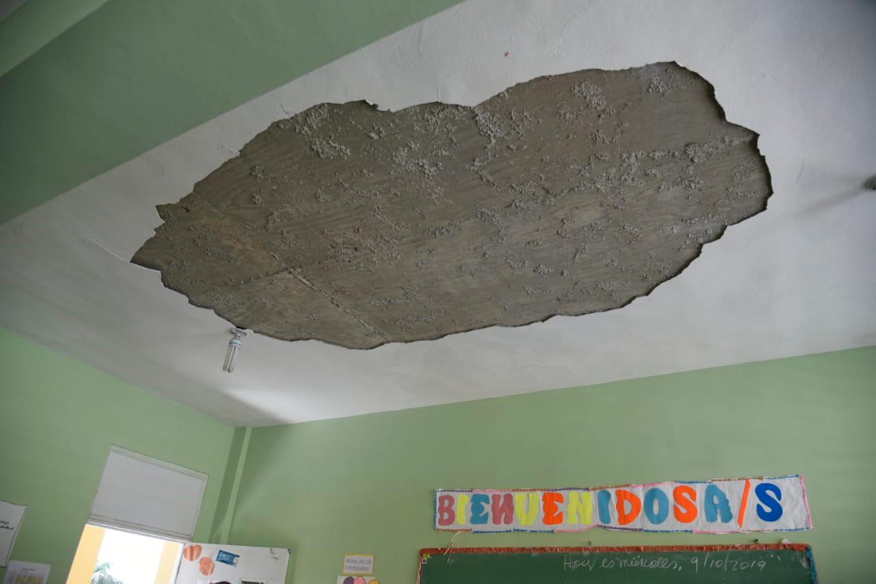 El concreto del techo del aula de 6to grado que se desplomó en la escuela Eugenio María de Hostos.