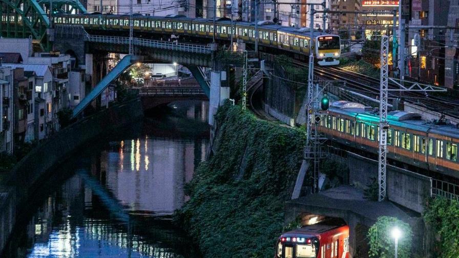 Conductor de tren japonés denuncia sanción de medio dólar por retraso de un minuto