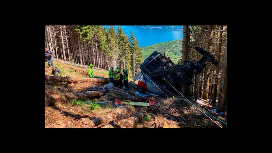 Tragedia con 14 muertos al caer una cabina de teleférico conmociona a Italia