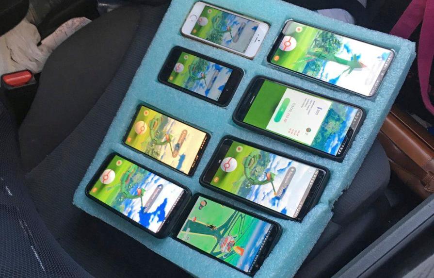 Encuentran conductor estacionado jugando Pokemon Go en ocho celulares 