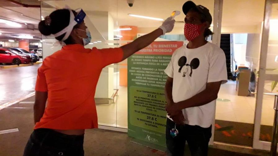 Malls toman la temperatura corporal para permitir entrada a clientes Malls toman la temperatura corporal para permitir entrada a clientes