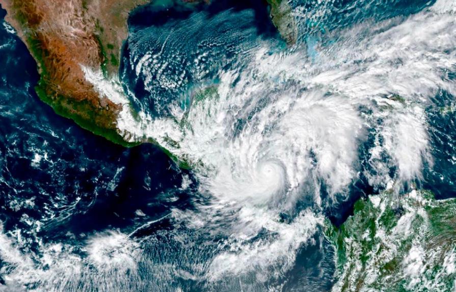 Considera que anticiparse ante la temporada de huracanes es la clave para una reactivación económica segura
