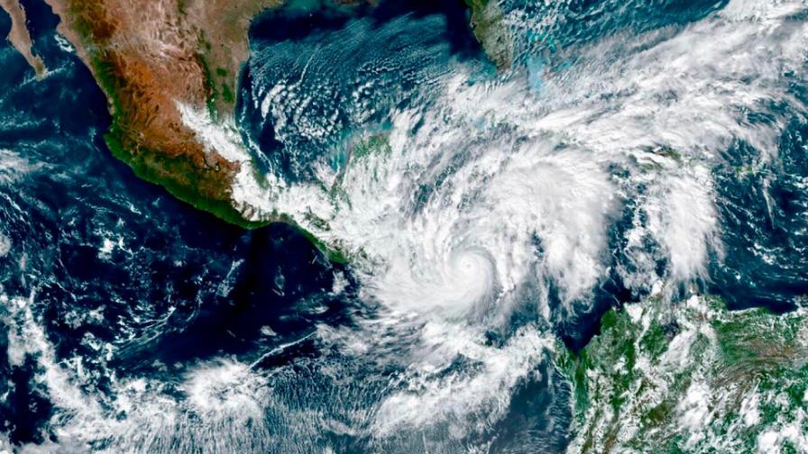 Considera que anticiparse ante la temporada de huracanes es la clave para una reactivación económica segura