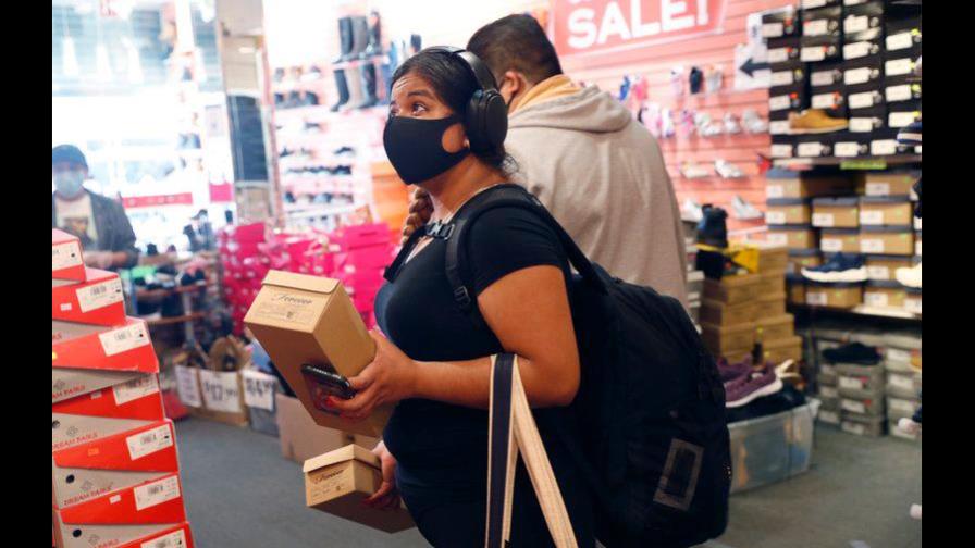 Algunas tiendas en Nueva York abren puertas antes de tiempo