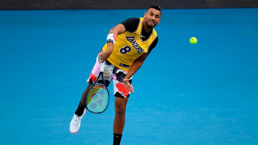 Tenista australiano entra a la cancha con la camiseta de Kobe Bryant