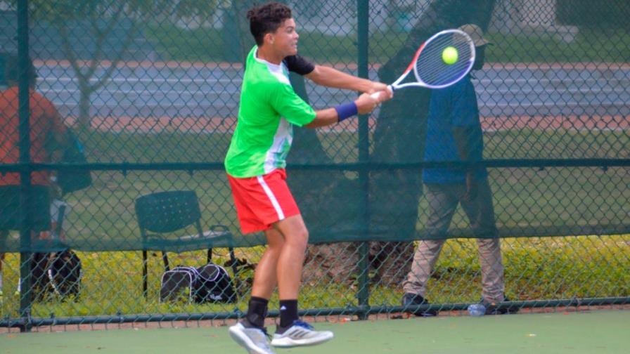 Tenistas dominicanos avanzan en inicio de Copa Los Tres Ojos