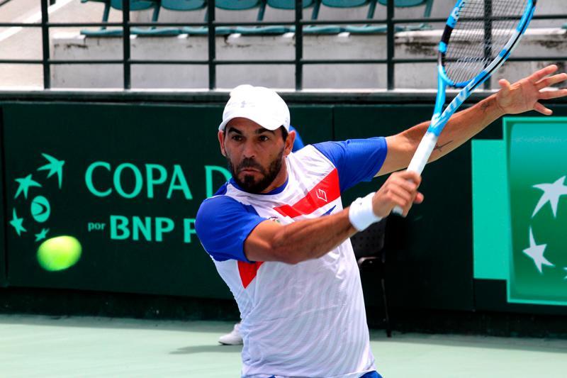 Víctor Estrella lidera equipo dominicano en la Copa Davis contra Uruguay 
