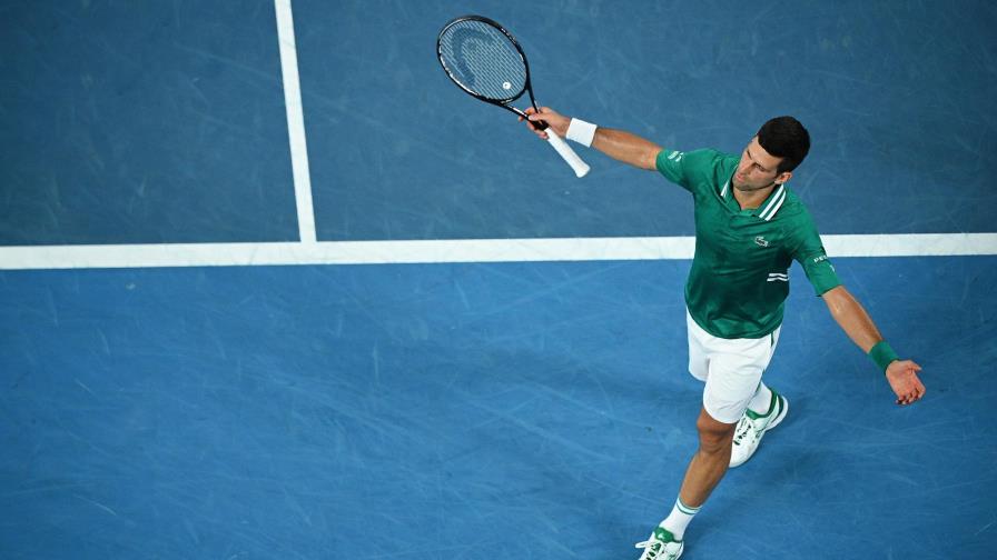 VIDEO | Un Djokovic con menos molestias acaba con Zverev y se enfrentará a Karatsev