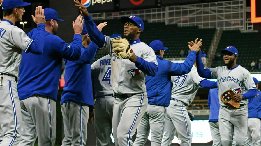 Otra vez Teoscar guía a Azulejos en triunfo sobre Mellizos