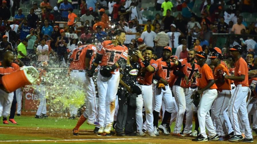 Hernández, de villano a héroe, decide con cuadrangular en el noveno y pone a los Toros 2-0 en la semifinal