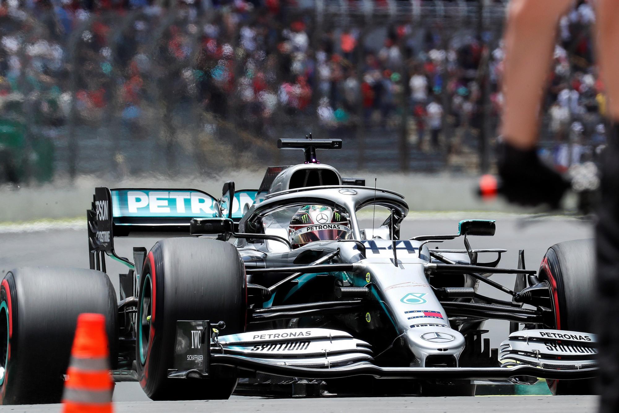 El piloto de Mercedes Lewis Hamilton conduce su coche el sábado, 16 de noviembre del 2019, en la tercera sesión de prácticas para el Gran Premio de F1 de Brasil en el circuito Interlagos,en Sao Paulo. (EFE/Sebastiao Moreira)
