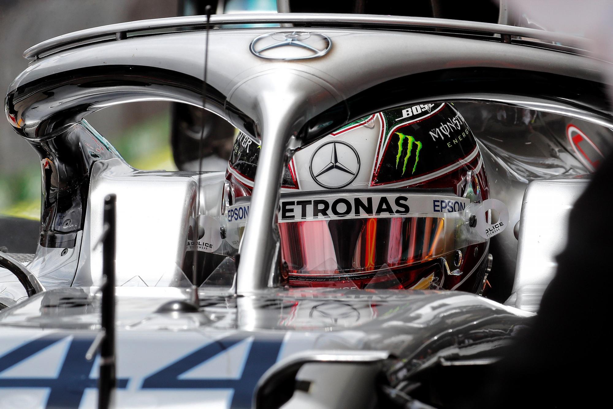 El piloto de Mercedes Lewis Hamilton conduce su coche el sábado, 16 de noviembre del 2019, en la tercera sesión de prácticas para el Gran Premio de F1 de Brasil en el circuito Interlagos,en Sao Paulo.