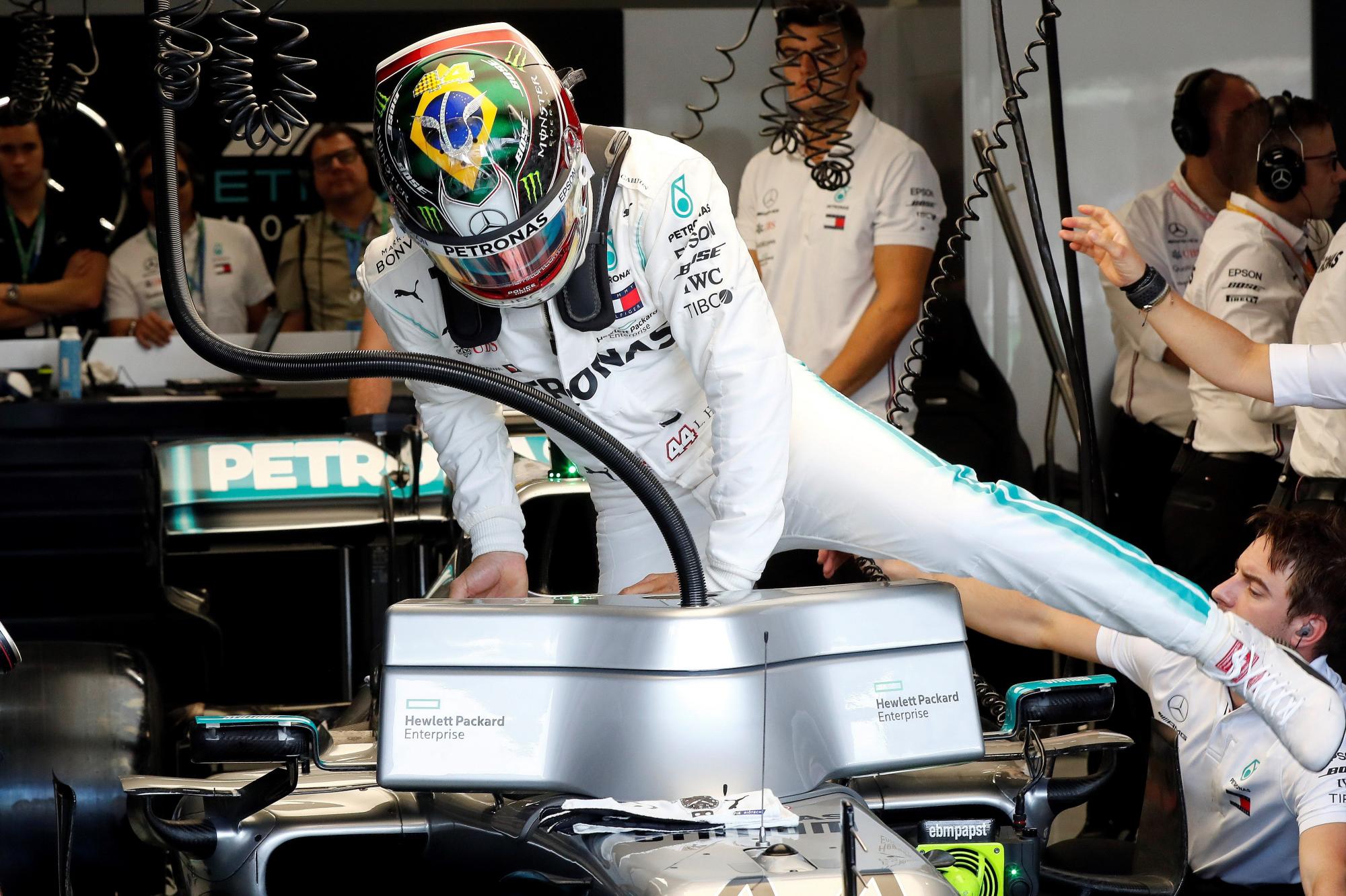 El piloto de Mercedes Lewis Hamilton en su coche el sábado, 16 de noviembre del 2019, en la tercera sesión de prácticas para el Gran Premio de F1 de Brasil en el circuito Interlagos, en Sao Paulo.
