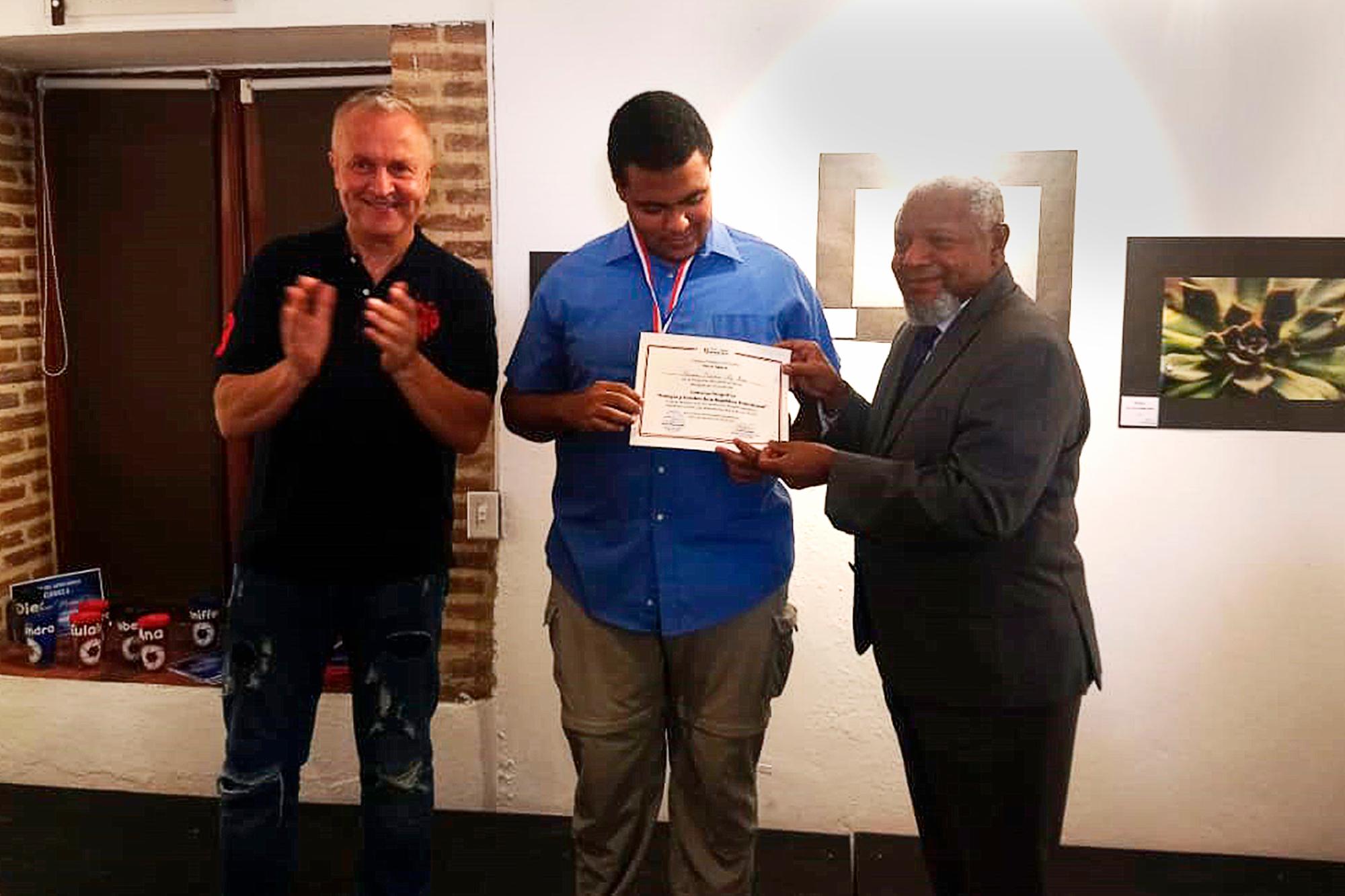 Hugo Devana y Juan Freddy Armando premiaron con el tercer lugar a, Francisco Paz