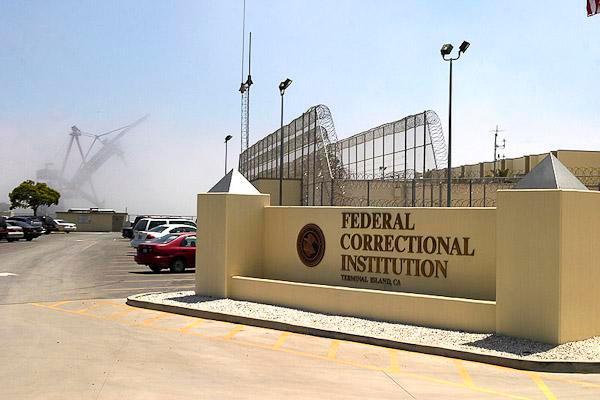 Cárcel de Los Ángeles tiene el peor brote de COVID-19 en prisiones federales