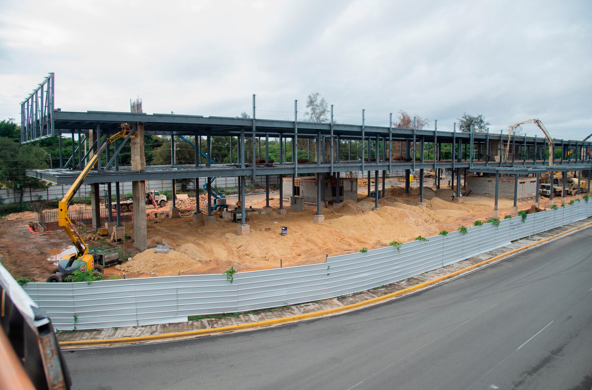 Esta es la terminal del este, próximo a Los Tres ojos, la obra está indetenible. 