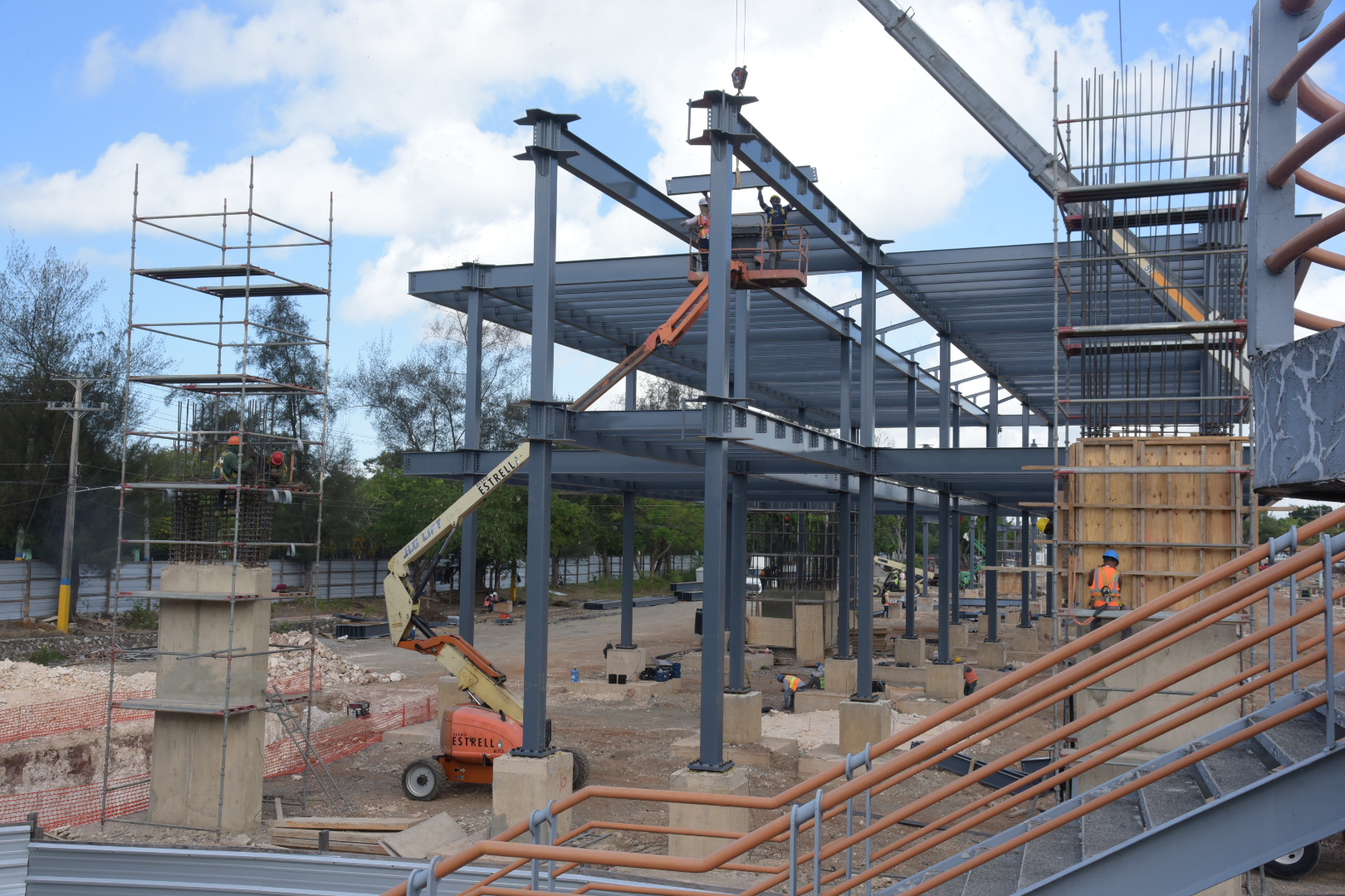 Los obreros no paran los trabajos(José Justo Féliz)