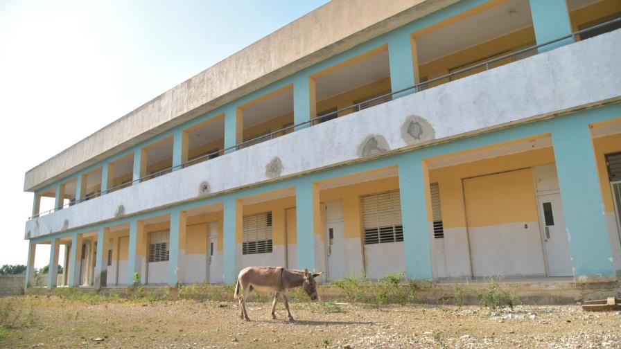 Exigen terminen escuela básica en Villa González, Santiago