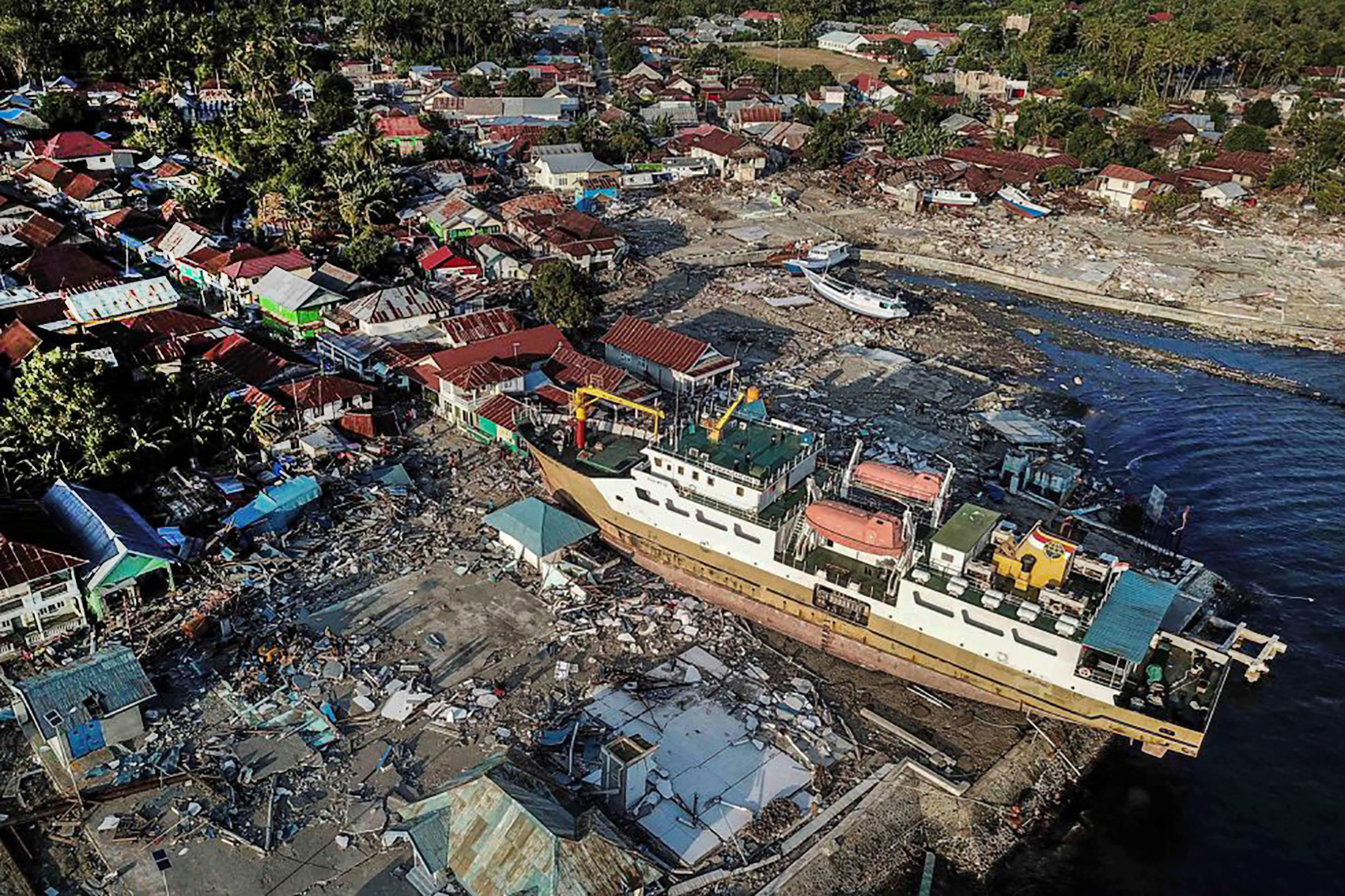 Fotografía aérea que muestra los daños causados por el terremoto y el tsunami del pasado viernes 28 de septiembre en la zona de Wani, Donggala (Indonesia).