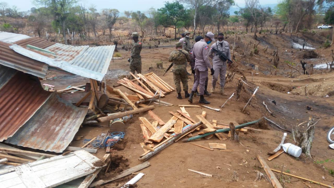Los individuos tuvieron que desmantelar varias casuchas que construyeron en el lugar.  