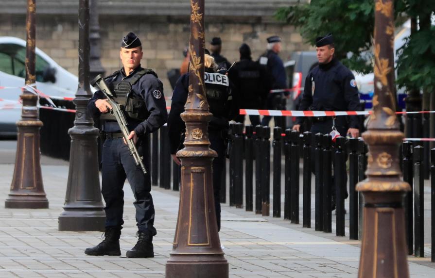 Matan cuatro policías a puñaladas en Francia