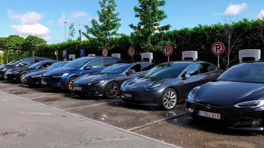 Tesla llama a revisión 134,951 vehículos por un defecto en la pantalla táctil