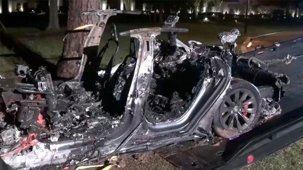 Accidente de un auto Tesla sin nadie al volante deja dos muertos en EEUU