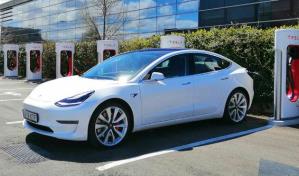 Tesla llama a revisión a 362,758 autos por problemas con la conducción autónoma beta