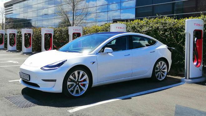 Tesla llama a revisión a 362,758 autos por problemas con la conducción autónoma beta