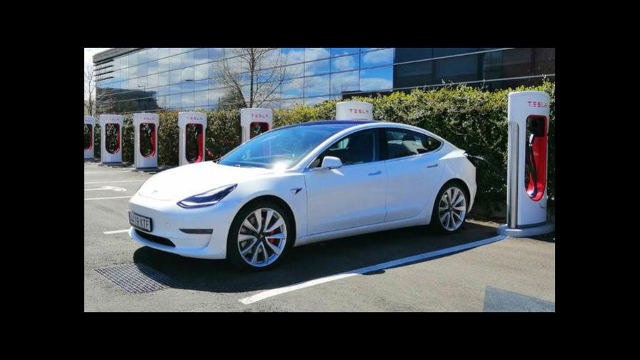 Tesla llama a revisión a 362,758 autos por problemas con la conducción autónoma beta