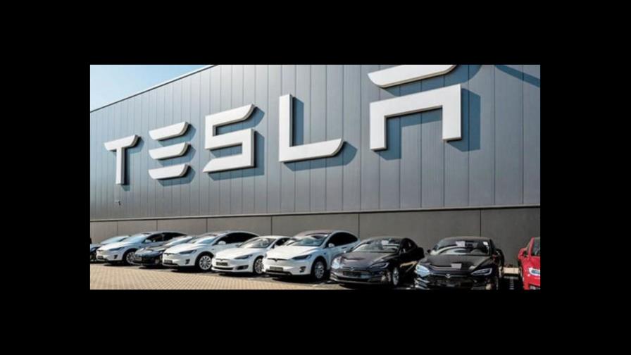 Fabricante de autos Tesla se queda sin agua en Alemania por impago de factura