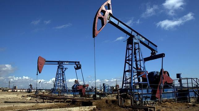 Petróleo de Texas sube un 0.6 % apoyado en la debilidad del dólar