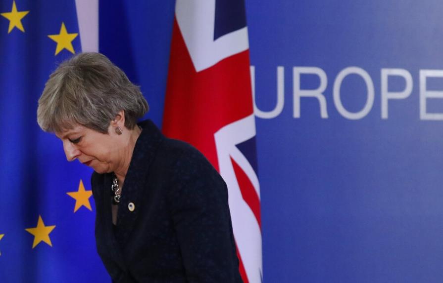 Theresa May dimite, derrotada por un Brexit imposible