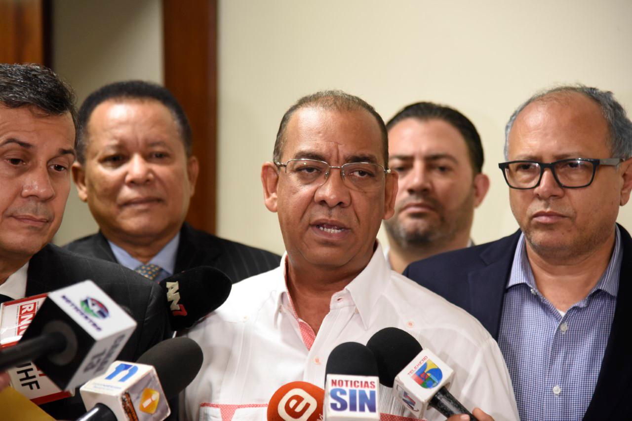 El presidente de la Comisión de Elecciones Internas del PRM, Deligne Asencio, mientras desglosaba la inscripción de las 4,306 precandidaturas hacia Primarias del 6 de octubre.