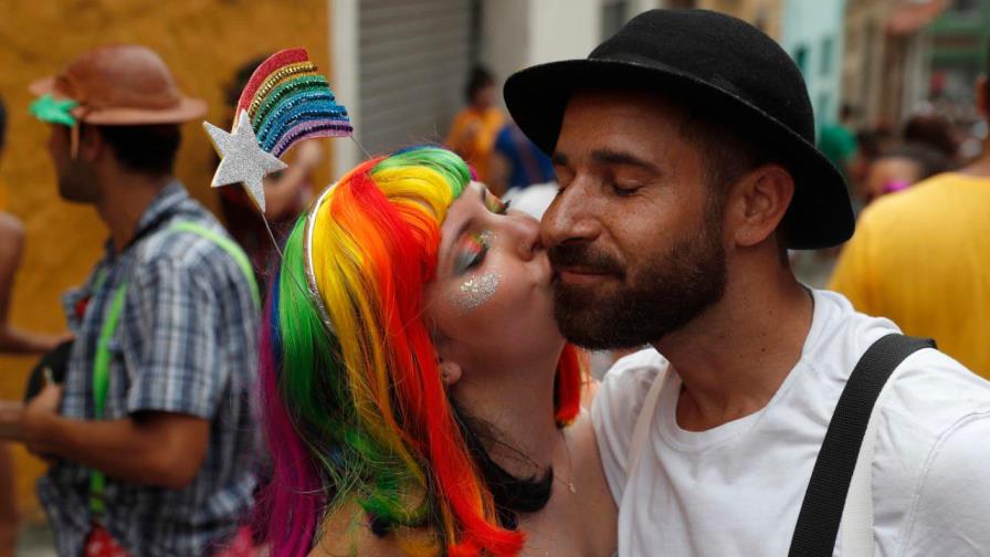 Brasil vibra al ritmo de la samba en su primer día de Carnaval