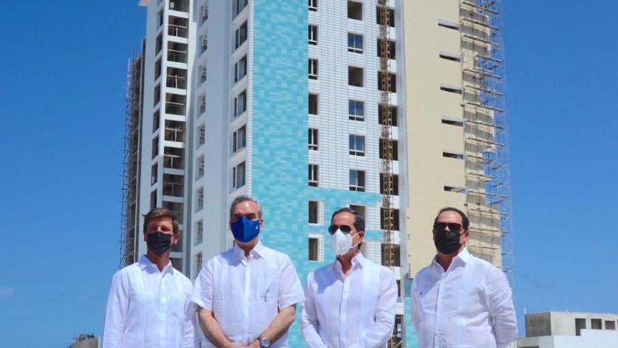 Luis Abinader visita etapa final de la torre “7 Mares at Cap Cana” 