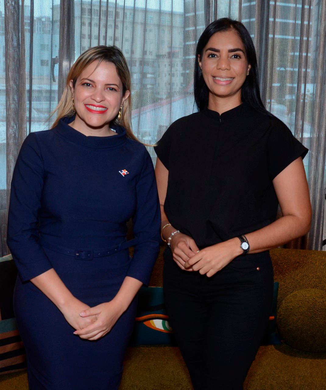 Dhamelisse Then y Monserrat Peña.