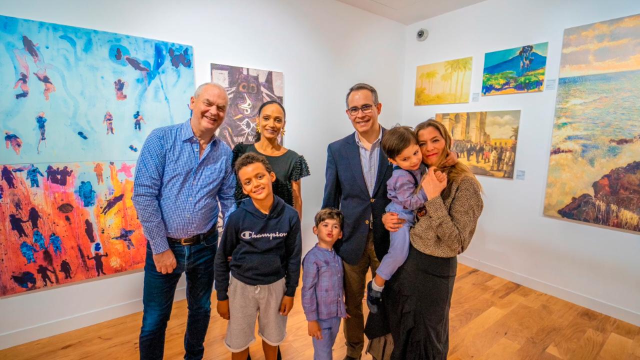 Federico Cuello recibe visita privada del Jefe Comercial de Qatar Airways, Thierry Antinori y sus familias a la exposición La República del Color en Katara.