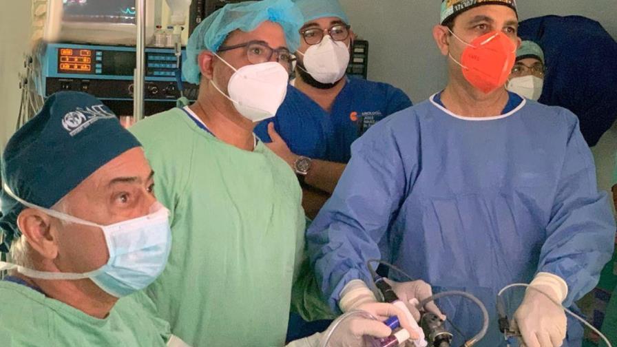 Urólogo Pablo Mateo realiza prostatectomía radical con tecnología que protege de COVID-19