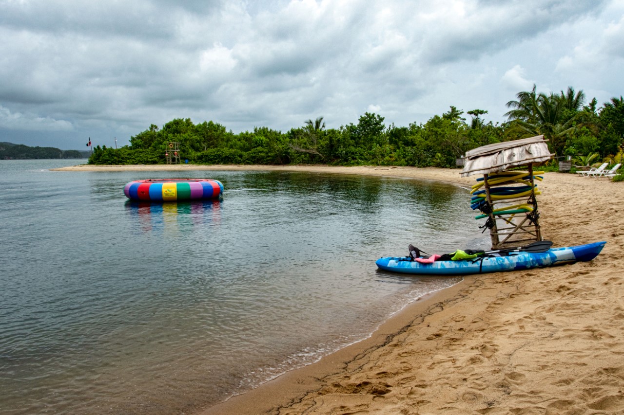 Está frente a las calmadas y apacibles aguas de las bahía de Samaná y la de San Lorenzo. 