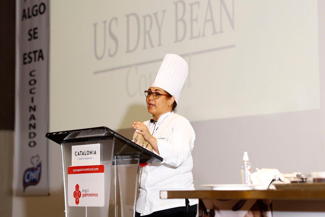 La chef Ana Lebrón durante su charla sobre el valor de las habichuelas en la alta cocina.