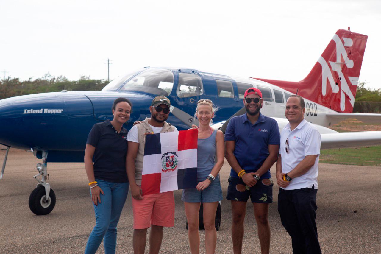 Viajeros transportados por Reef Jet posan para una fotografía en el aeródromo de Cabo Rojo en 2019.